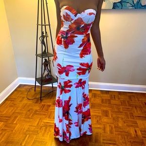 White Floral Gown.. RARE FIND‼️